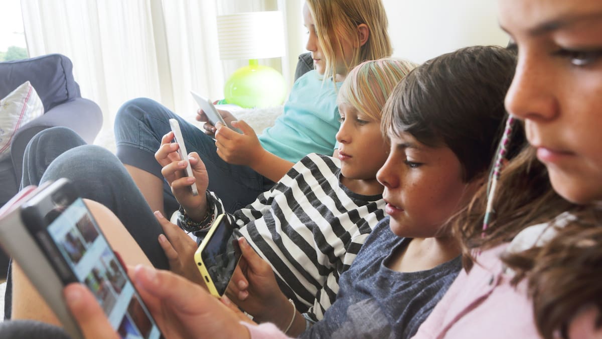 “Debe haber libertad de internet”: critican prohibición de RR.SS. a menores de 16 años en Australia