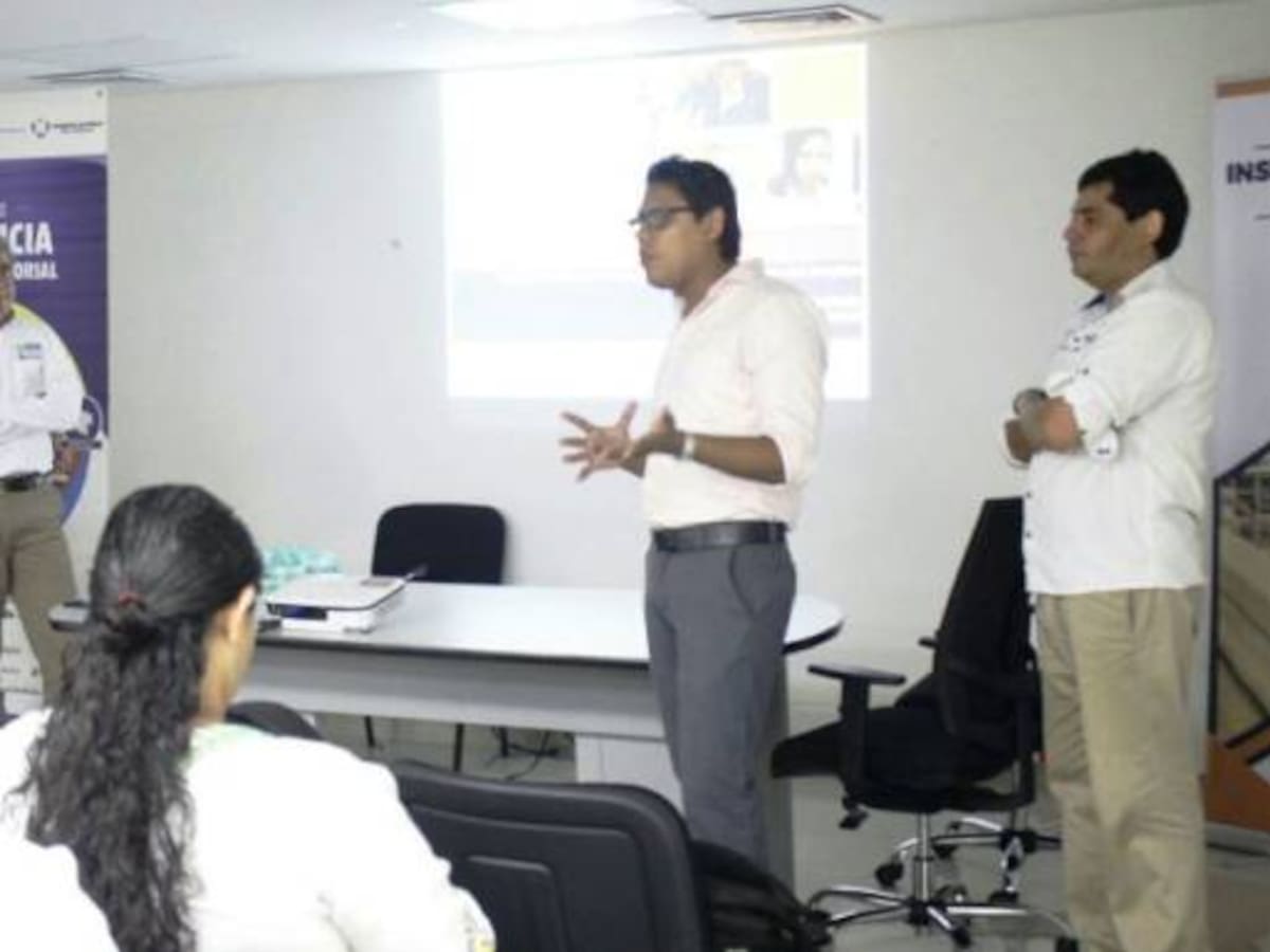 Capacitaran a vendedores informales de Cartagena