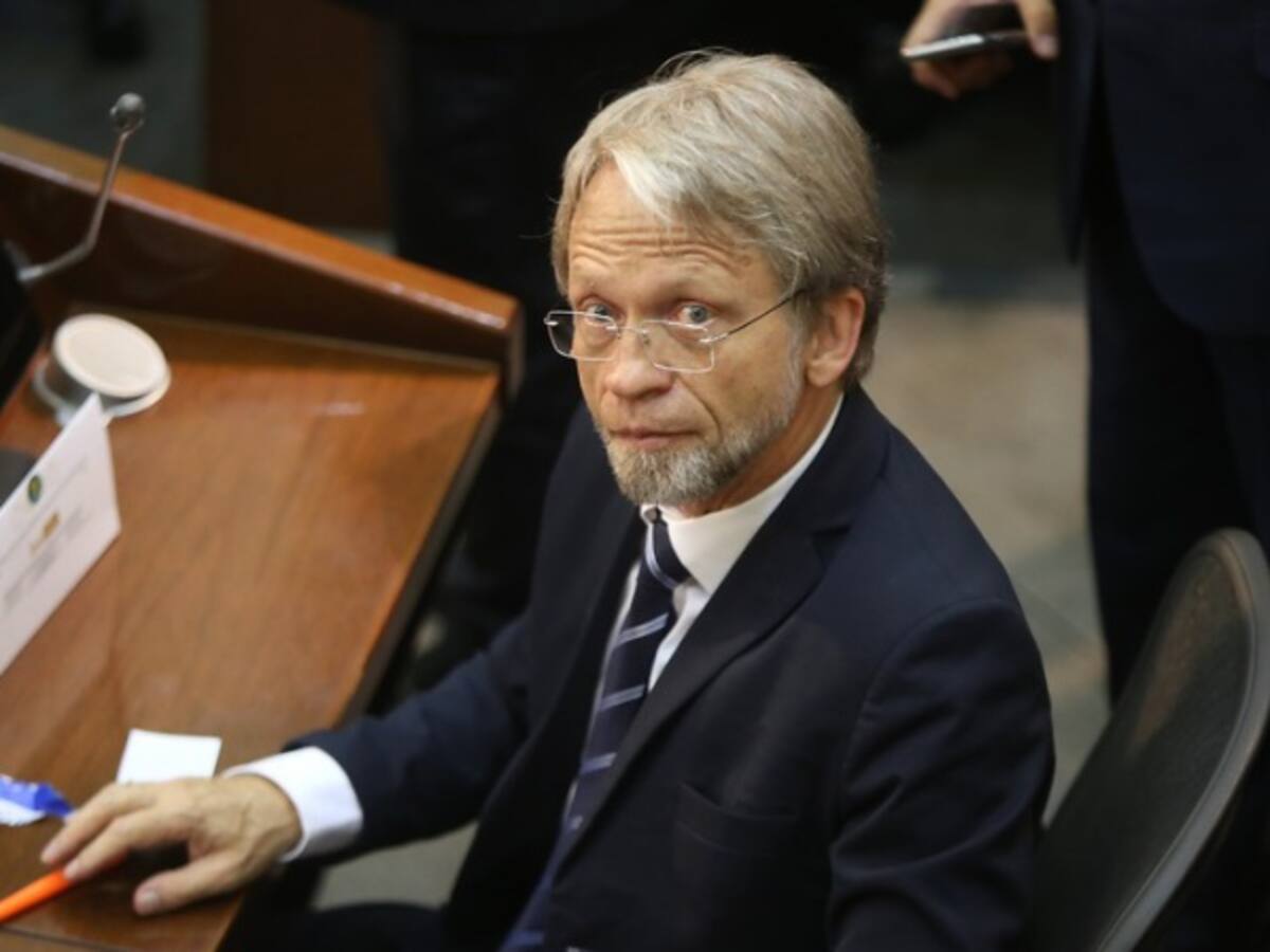 ¿Debe ser sancionado Mockus por bajarse los pantalones en el Congreso?