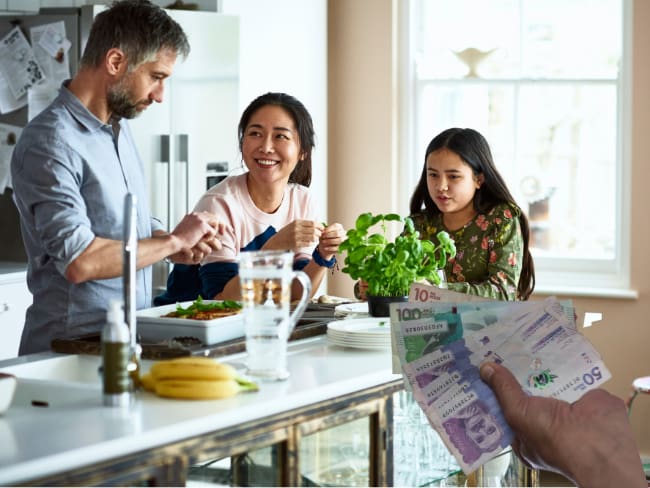 Imagen de referencia a padrastro junto con la familia / Getty Images