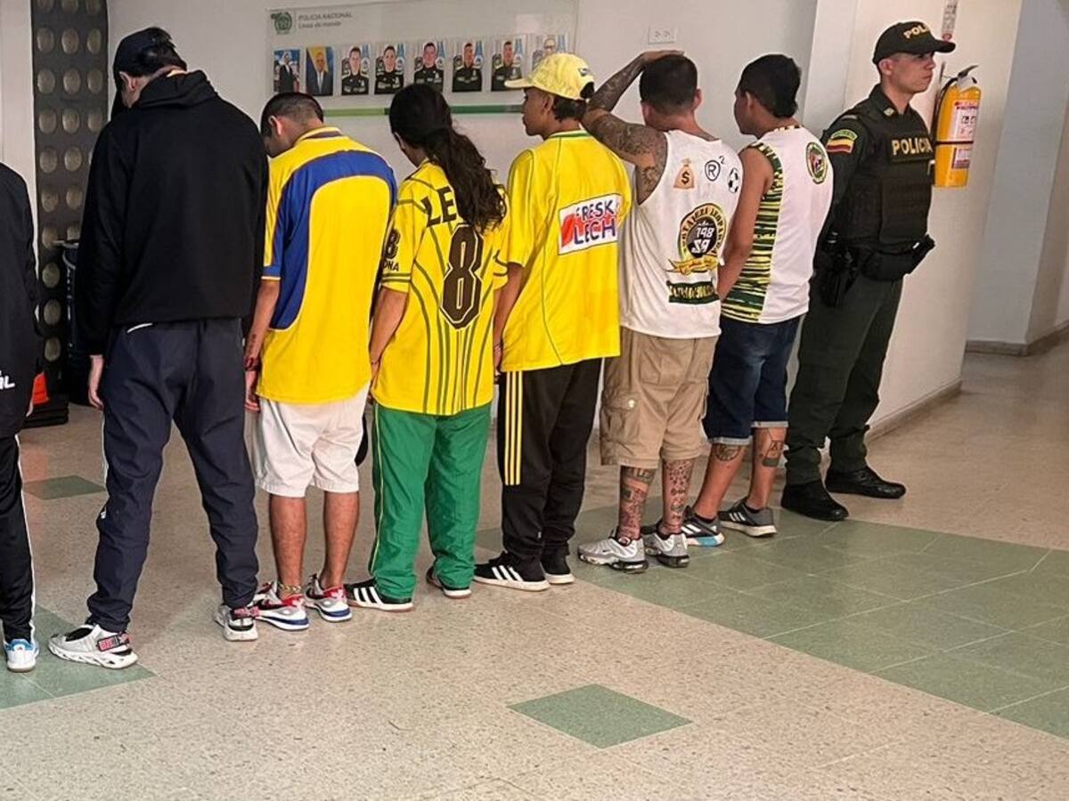 Policía detuvo a 16 hinchas del Bucaramanga por invadir el campo del Alfonso López