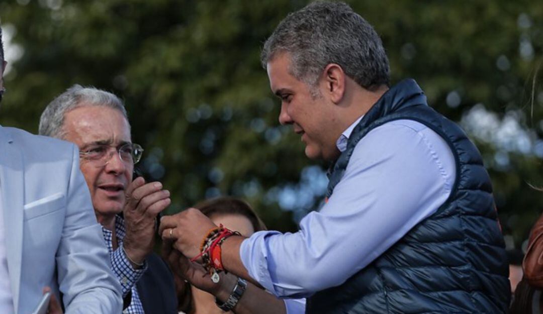 Álvaro Uribe junto a Iván Duque. 