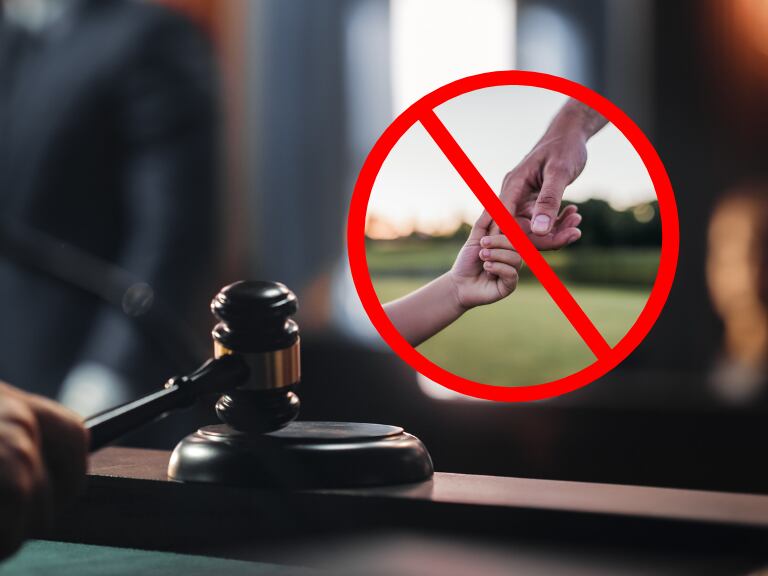 Imagen alusiva a un fallo judicial y a una prohibición de estar un padre con su hijo (Fotos vía Getty Images)