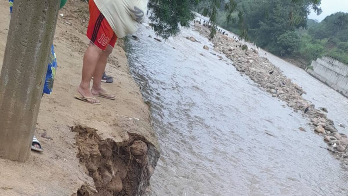 Se cayó un muro de contención por las fuertes lluvias en Bucaramanga