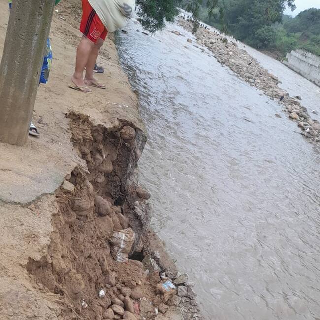 Se cayó un muro de contención.