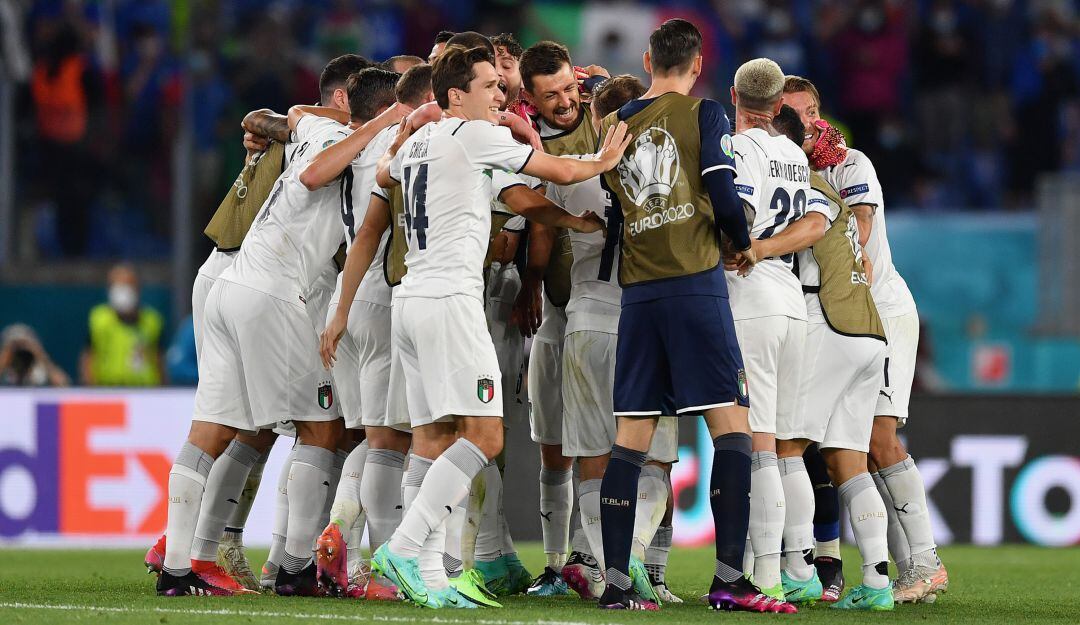 Los jugadores de Italia festejan la victoria ante Turquía.