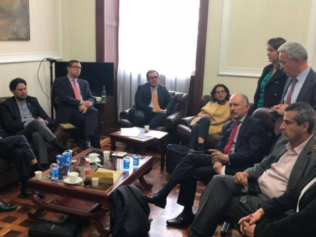 Ni Uribe logra salvar la sala especial para militares en la JEP