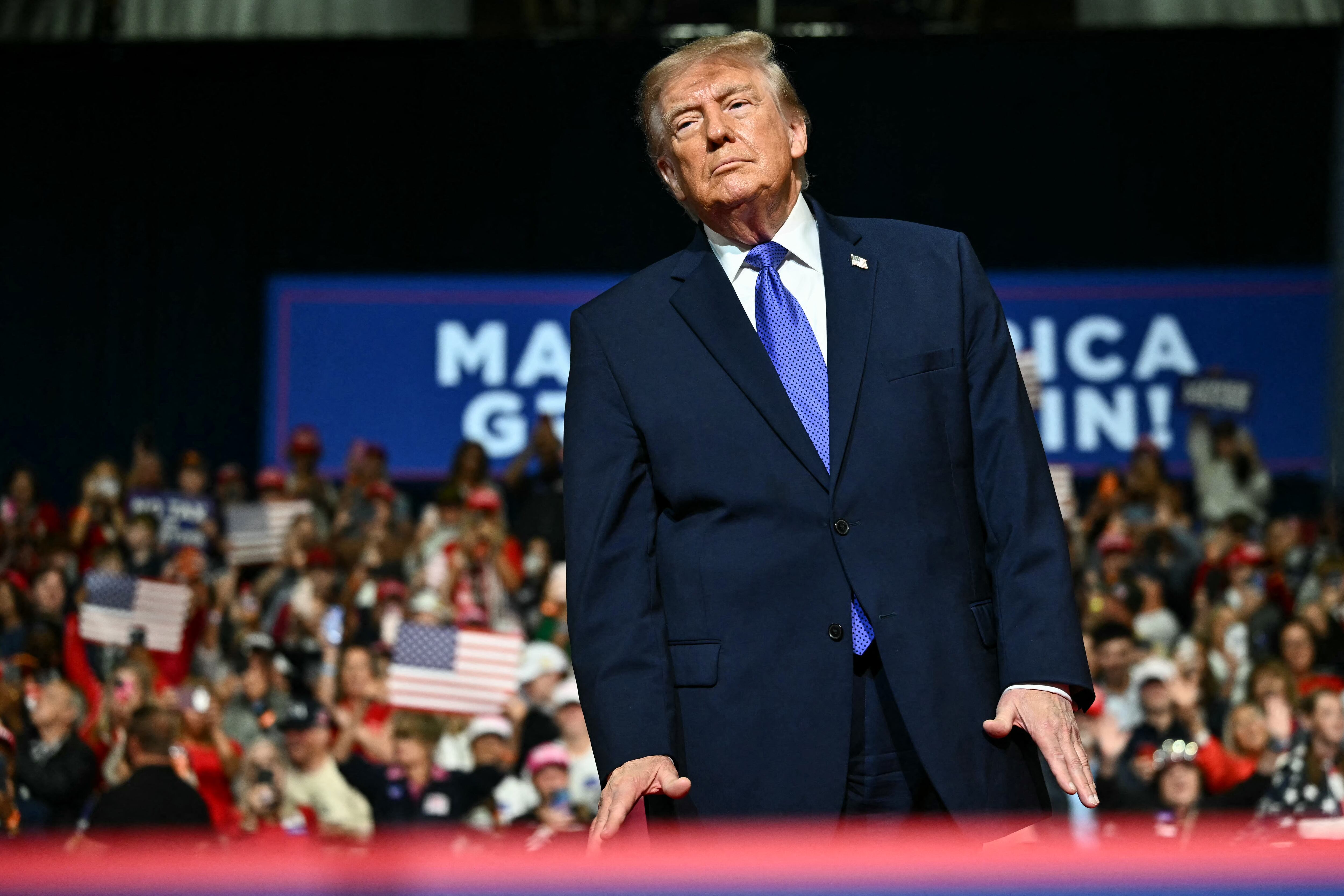 US President Donald Trump arrives to speak at a midterm campaign rally at the Rock Hill Sports & Event Center in Rock Hill, South Carolina on October 29, 2026. Imagen tomada de AFP (Crédito: KENT NISHIMURA / AFP)