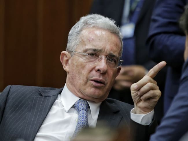 Uribe dice que sí &quot;le comentó&quot; a Duque del pedido de mediación de Maduro