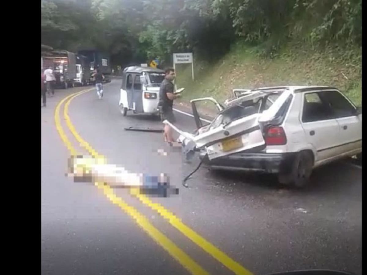 El choque entre un carro y una moto dejó una persona muerta y dos heridas