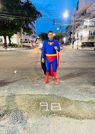 Superman tapa huecos de Cúcuta/ Foto Infobae
