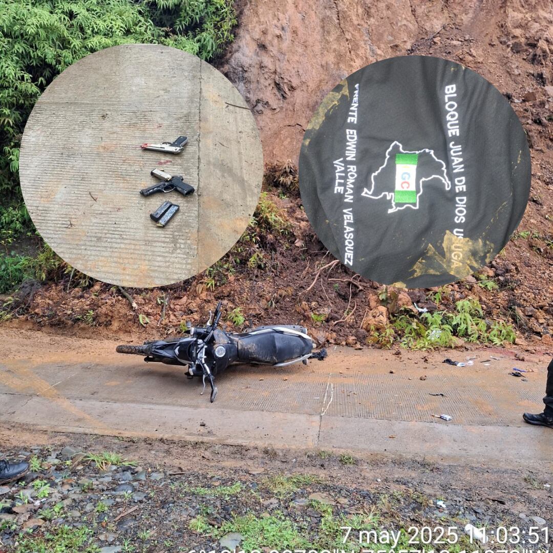 Moto, armas y chaleco del Clan del Golfo incautados- fotos cortesía
