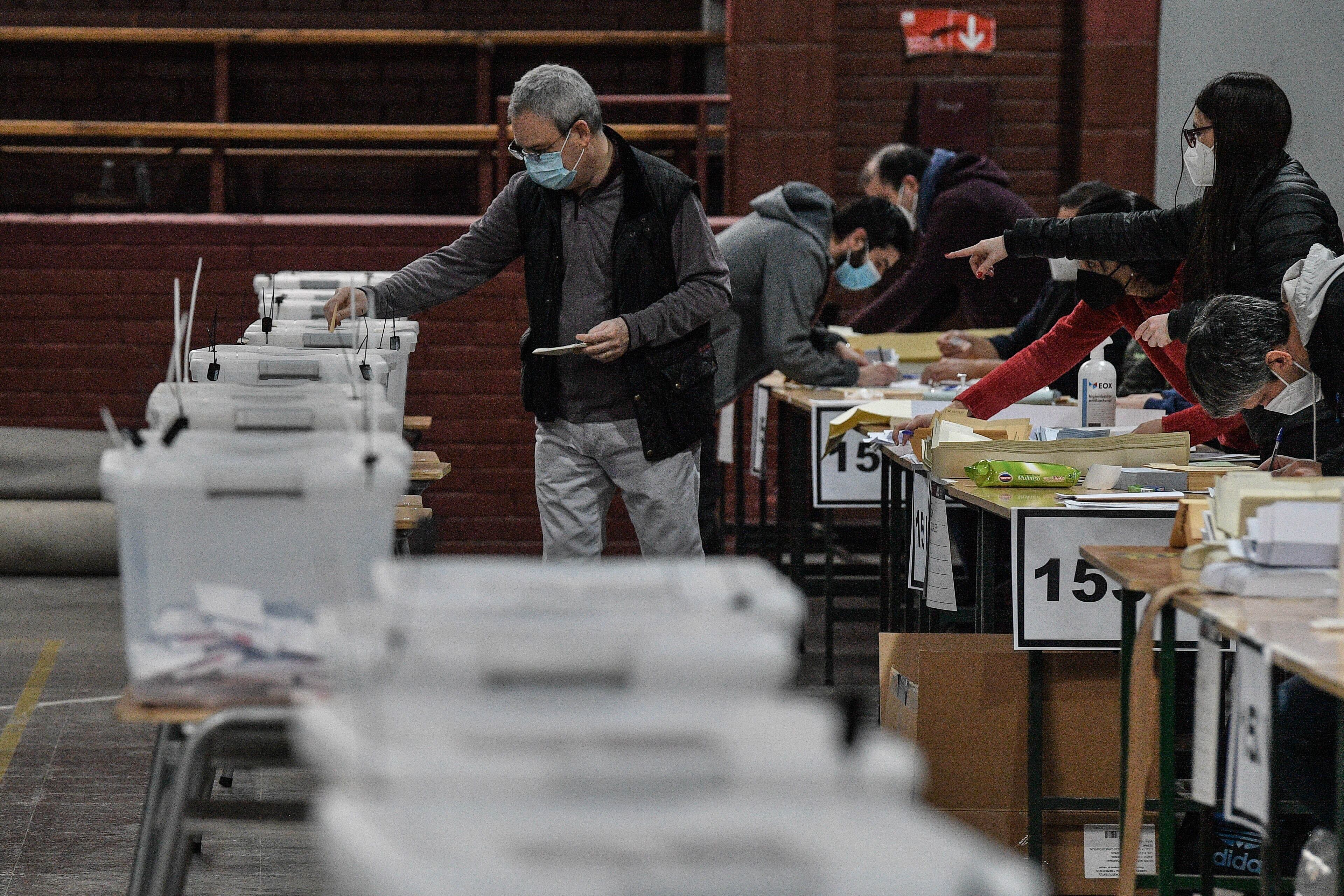 (210515) -- SANTIAGO, 15 mayo, 2021 (Xinhua) -- Un hombre emite su voto en un centro de votación durante las elecciones de alcaldes, concejales, gobernadores regionales y convencionales constituyentes, en Santiago, capital de Chile, el 15 de mayo de 2021. Chile celebra este fin de semana una jornada histórica de elecciones, en las que 14,9 millones de votantes escogerán alcaldes, concejales y por primera vez gobernadores regionales y convencionales constituyentes, bajo estrictas medidas para evitar los contagios de la enfermedad del nuevo coronavirus (COVID-19). (Xinhua/Jorge Villegas) (jv) (rtg) (ra) (da)