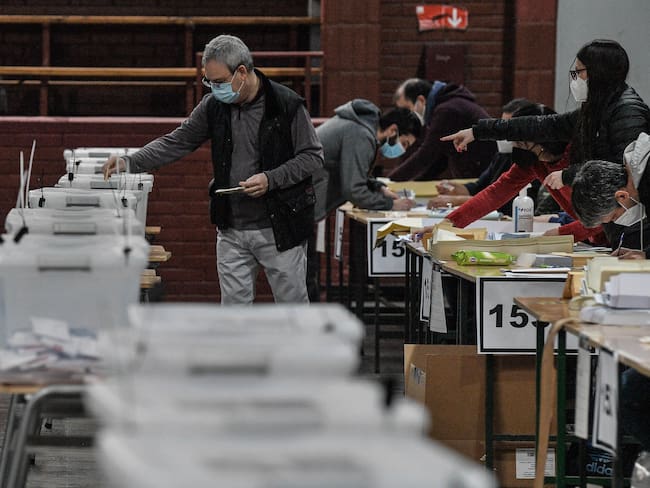 (210515) -- SANTIAGO, 15 mayo, 2021 (Xinhua) -- Un hombre emite su voto en un centro de votación durante las elecciones de alcaldes, concejales, gobernadores regionales y convencionales constituyentes, en Santiago, capital de Chile, el 15 de mayo de 2021. Chile celebra este fin de semana una jornada histórica de elecciones, en las que 14,9 millones de votantes escogerán alcaldes, concejales y por primera vez gobernadores regionales y convencionales constituyentes, bajo estrictas medidas para evitar los contagios de la enfermedad del nuevo coronavirus (COVID-19). (Xinhua/Jorge Villegas) (jv) (rtg) (ra) (da)