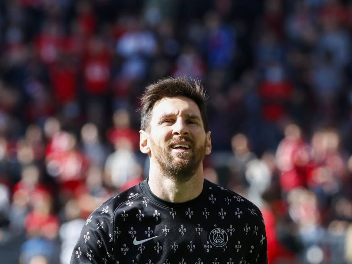 El papa Francisco recibe la camiseta de Messi del PSG