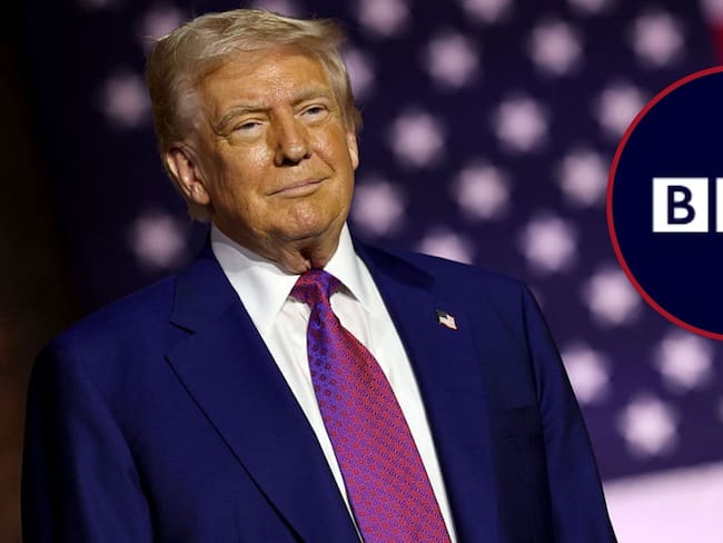 El presidente de Estados Unidos, Donald Trump, durante mayo de 2025 y logo de la BBC. FOTO: Win McNamee/Getty Images