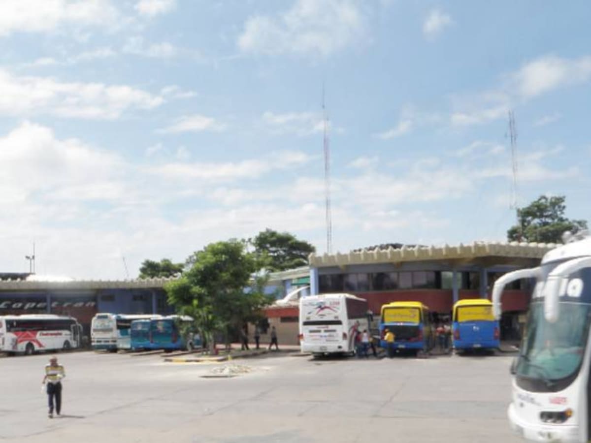 Policía alerta a viajeros sobre riesgos en transporte 'pirata'