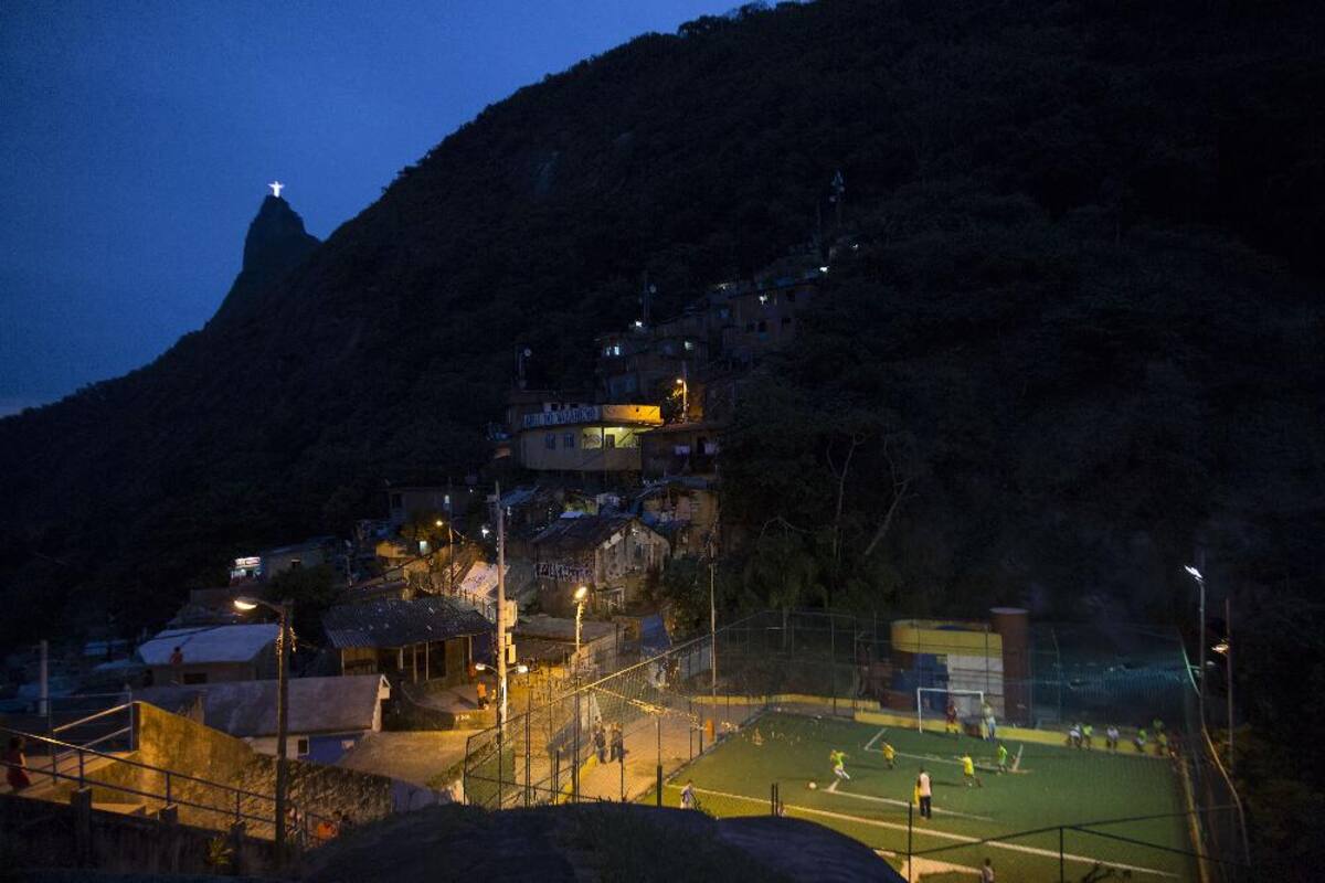 06 de junio 2014. Jóvenes juegan al fútbol en el barrio Doña Marta cerca a la estatua del Cristo Redentor en Río de Janeiro. El Mundial de Fútbol puso al planeta entero a jugar.