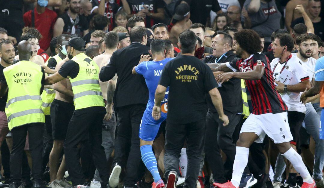 Hinchas radicales del Niza en el momento que invaden el terreno de juego para agredir a los jugadores del Marsella.