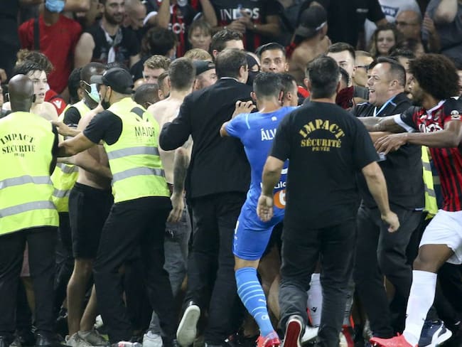 Hinchas radicales del Niza en el momento que invaden el terreno de juego para agredir a los jugadores del Marsella.