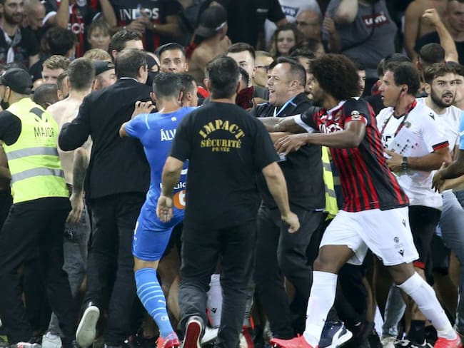 Hinchas radicales del Niza en el momento que invaden el terreno de juego para agredir a los jugadores del Marsella.