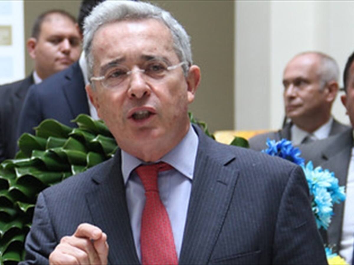 Ejército le responde a Uribe y niega contratación con Semana