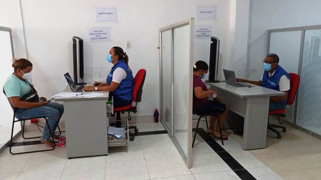 La atención se da con agendamiento o cita previa solicitada a través de las líneas telefónicas habilitadas y en los horarios establecidos