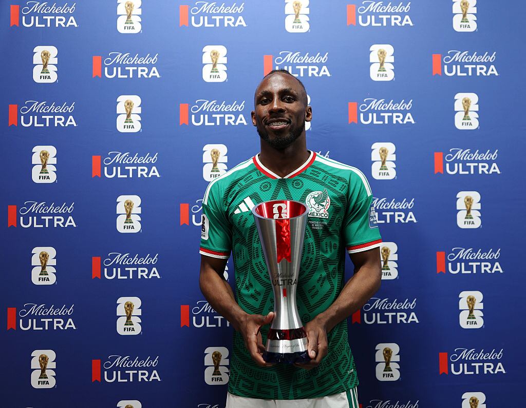 MEXICO CITY, MEXICO - JUNE 30: Julian Quinones #16 of Mexico poses for a photograph with the Superior Player of the Match award after the team's victory and progression to the Round of 16 after the FIFA World Cup 2026 Round Of 32 match between Mexico and Ecuador at Mexico City Stadium on June 30, 2026 in Mexico City, Mexico. (Photo by Ryan Pierse - FIFA/FIFA via Getty Images)