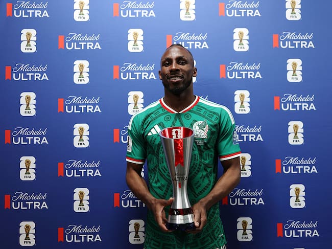MEXICO CITY, MEXICO - JUNE 30: Julian Quinones #16 of Mexico poses for a photograph with the Superior Player of the Match award after the team's victory and progression to the Round of 16 after the FIFA World Cup 2026 Round Of 32 match between Mexico and Ecuador at Mexico City Stadium on June 30, 2026 in Mexico City, Mexico. (Photo by Ryan Pierse - FIFA/FIFA via Getty Images)