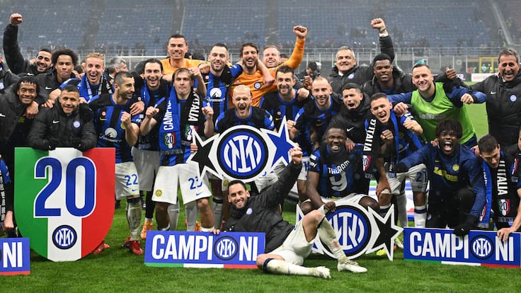 Milan (Italy), 22/04/2024.- Players and staff of Inter celebrate winning the Serie A title after winning the Italian Serie A soccer match between AC Milan and FC Inter, in Milan, 22 April 2024. (Italia) EFE/EPA/DANIEL DAL ZENNARO