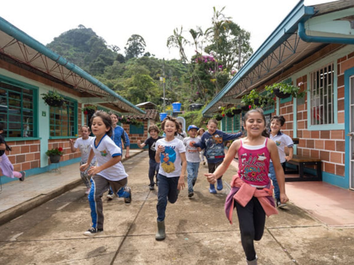 Fundación Fraternidad Medellín ayudará a reconstruir escuelas afectadas por el sismo en Antioquia