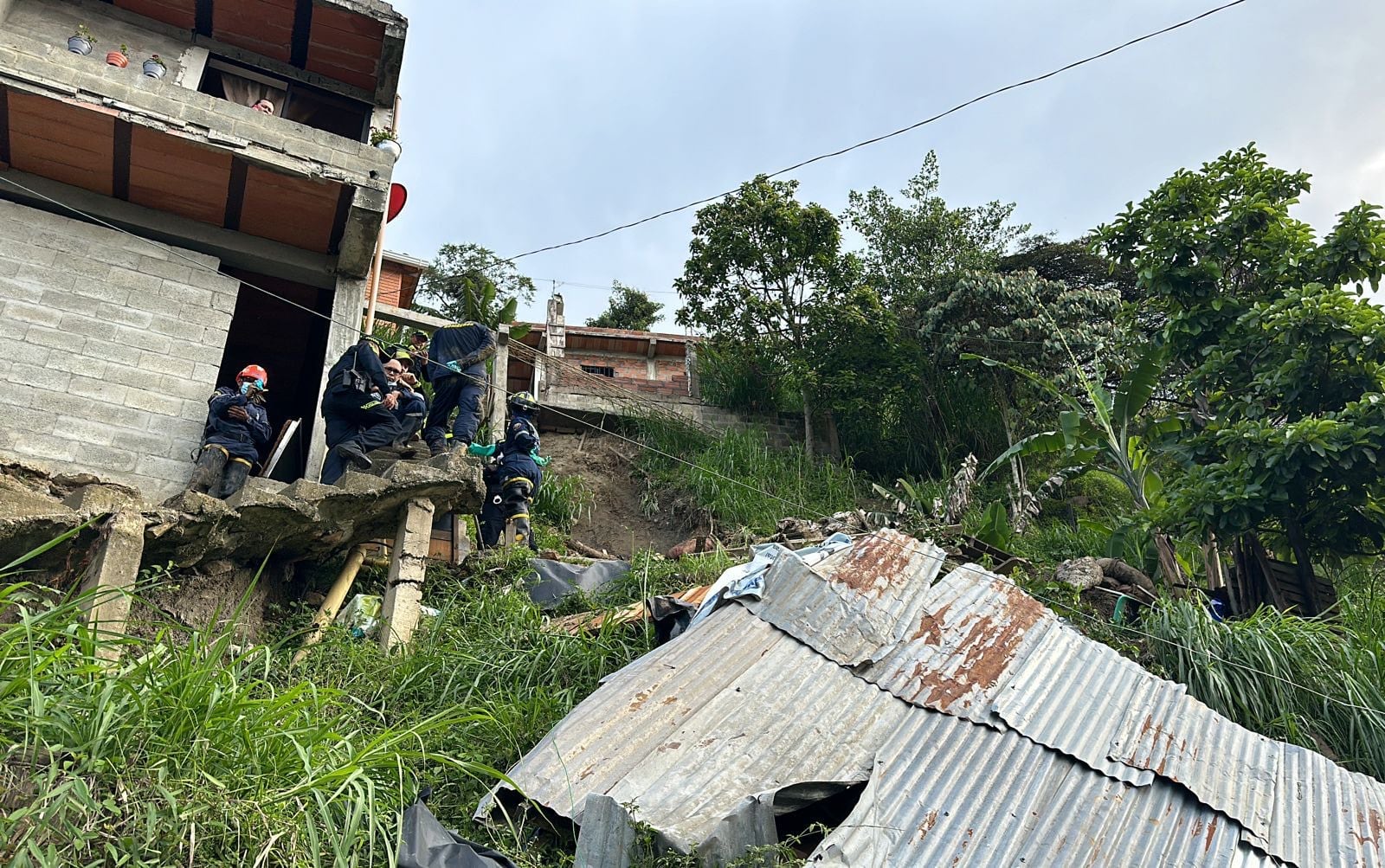 El Cuerpo Oficial de Bomberos Medellín atendió la emergencia en la Comuna 13. Foto: Dagrd.