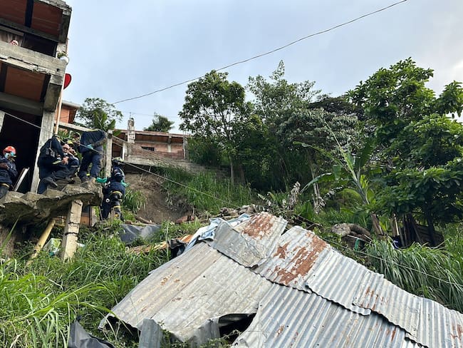 El Cuerpo Oficial de Bomberos Medellín atendió la emergencia en la Comuna 13. Foto: Dagrd.