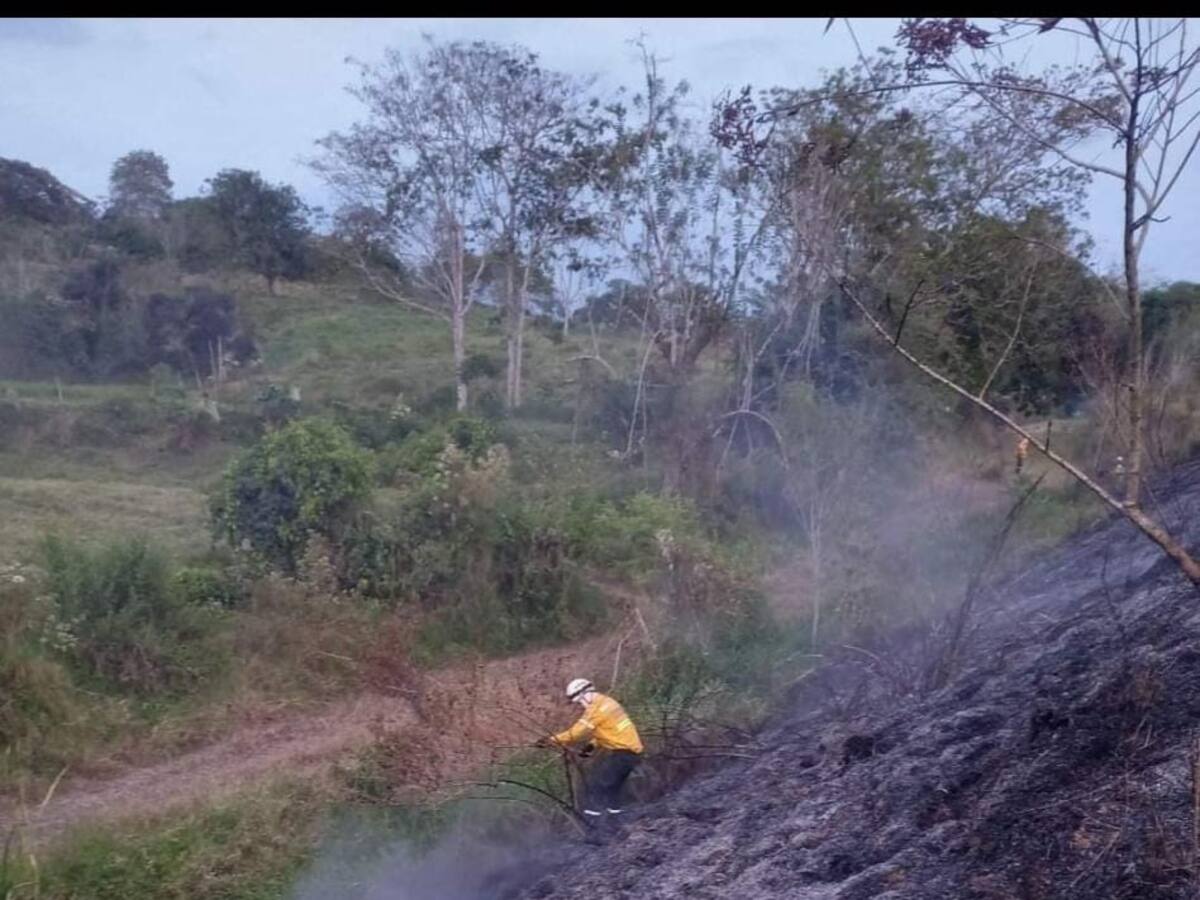 Unos presuntos ladrones incendiaron el inmueble con los habitantes adentro