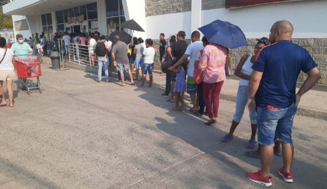 Filas para ingresar a supermercados en Cartagena