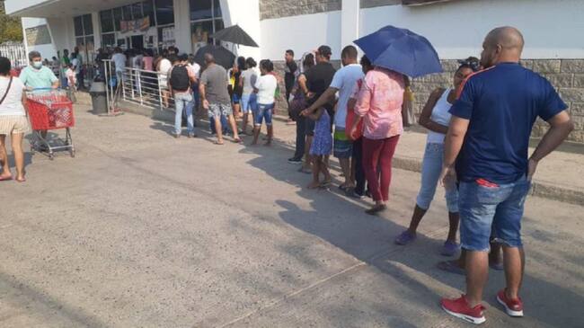 Filas para ingresar a supermercados en Cartagena