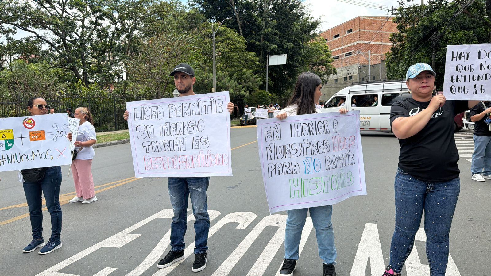 Padres de familia de los jóvenes muertos