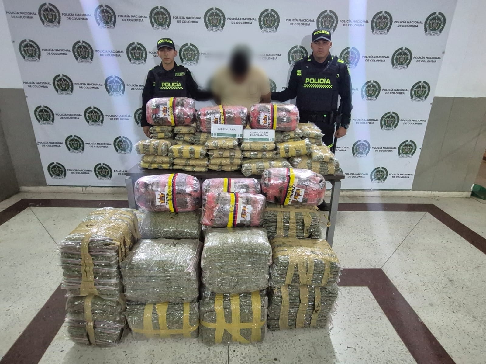 Cargamneto de marihuana incautado - foto policía Metropolitana