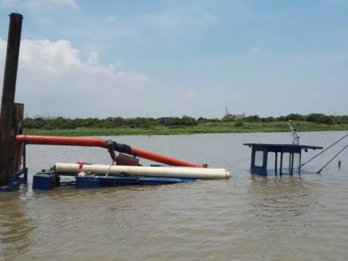 Suspenden retiro de la draga hundida en el río Magdalena