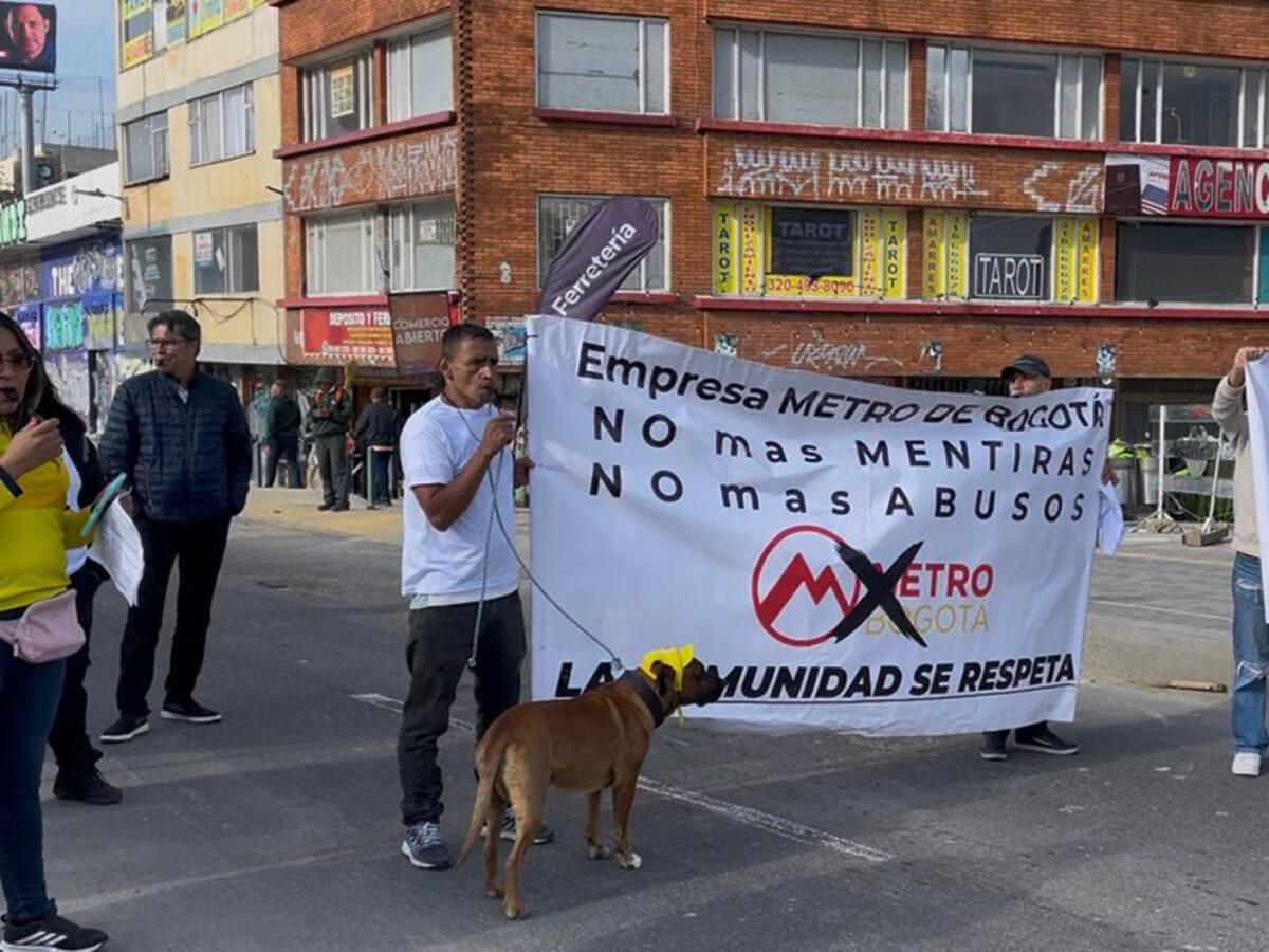Afectados por las obras del metro bloquean la Avenida Caracas en Bogotá: colapsa la movilidad