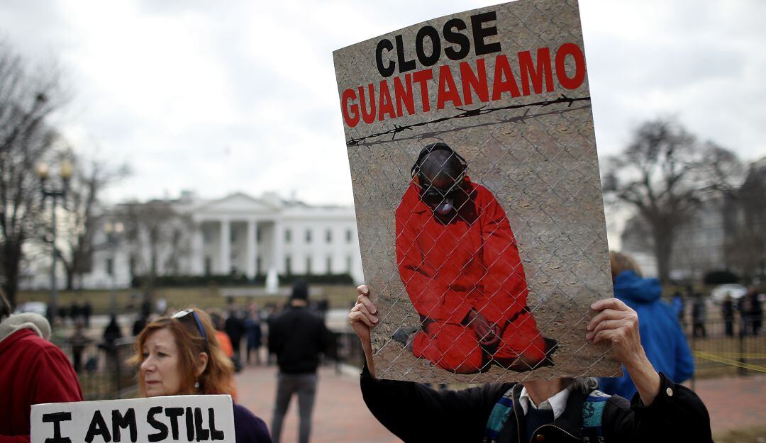 Activistas protestan por el funcionamiento del campo de detención de la Bahía de Guantánamo frente a la Casa Blanca.
