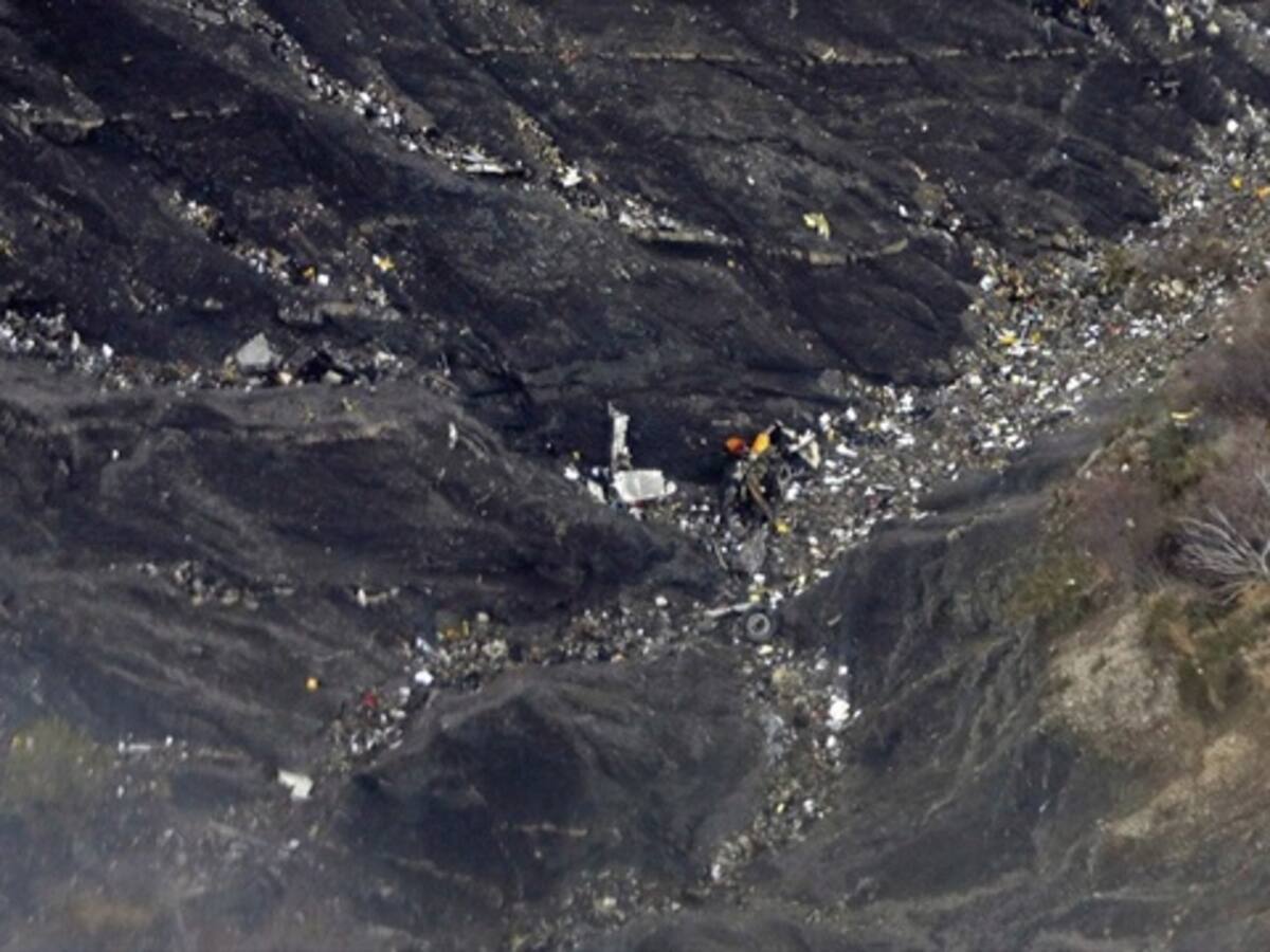 Hallan "audio utilizable" en caja negra de avión siniestrado en Francia