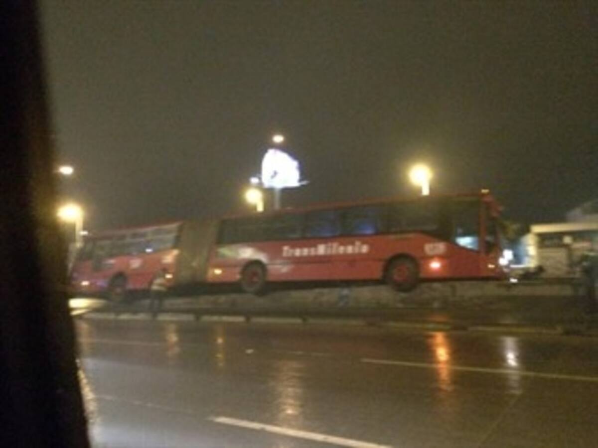 Conductor de Transmilenio pierde control y queda sobre un separador