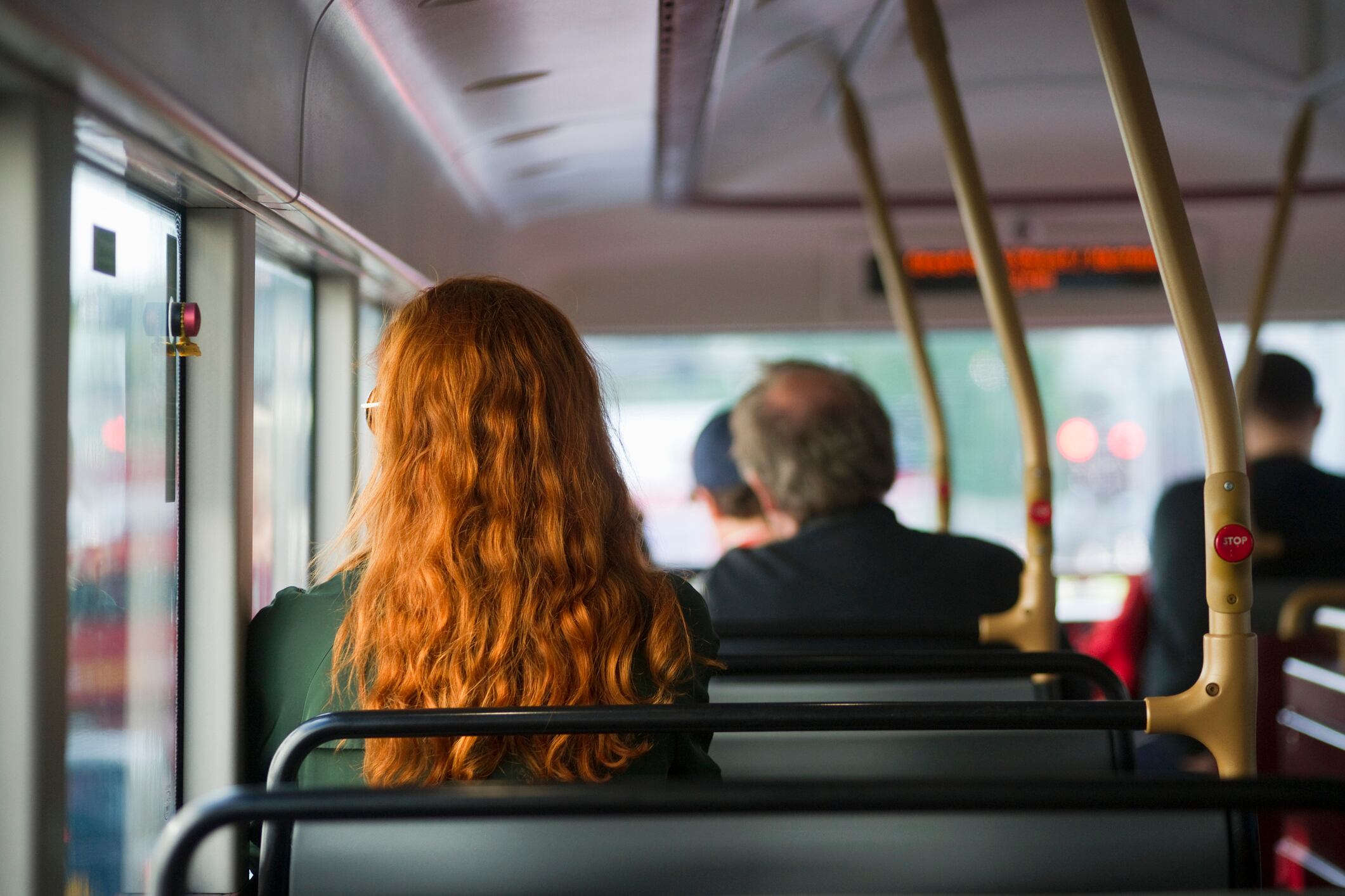Imagen adolescente en bus / Getty Images