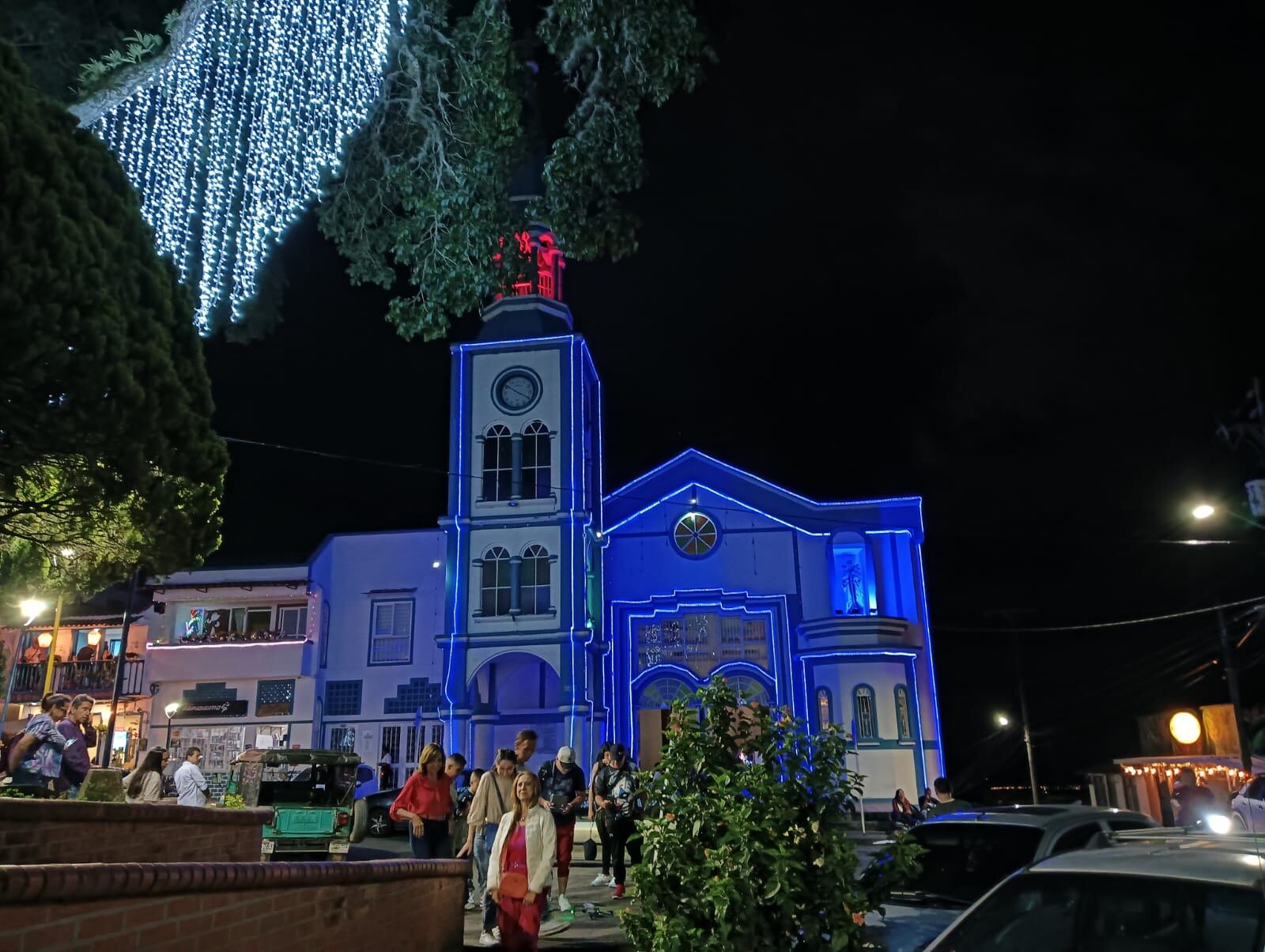 Hermoso alumbrado navideño de la iglesia del municipio de Buenavista, Quindío, Foto. Adrián Trejos