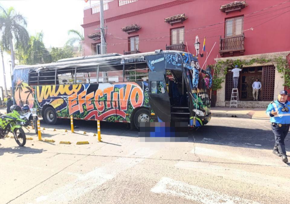 Ciclista fue arrollado por una chiva turística en el Centro Histórico de Cartagena