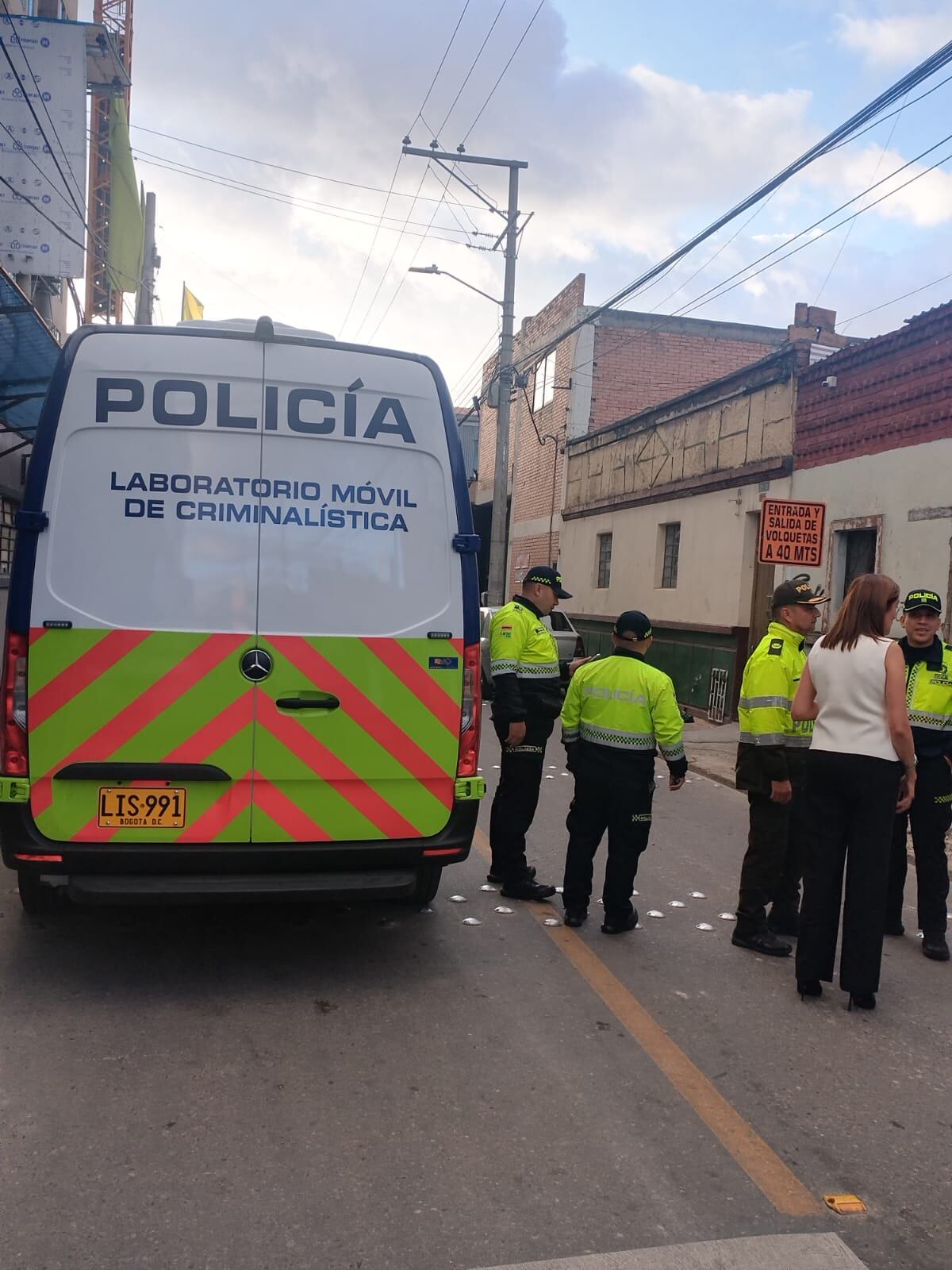 Laboratorio móvil de criminalística de la policía, en la zona donde fue hallado el carro de valores
