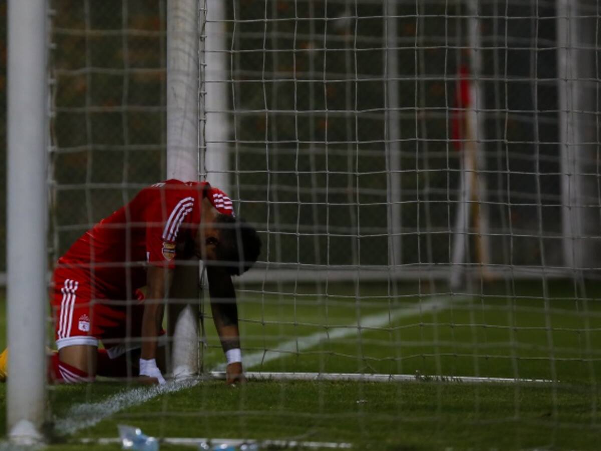 Hinchas del América invadieron entrenamiento e insultaron a los jugadores