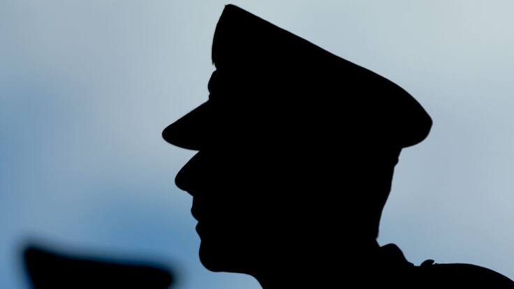 Policía ateo no tiene que cantar himno de la institución