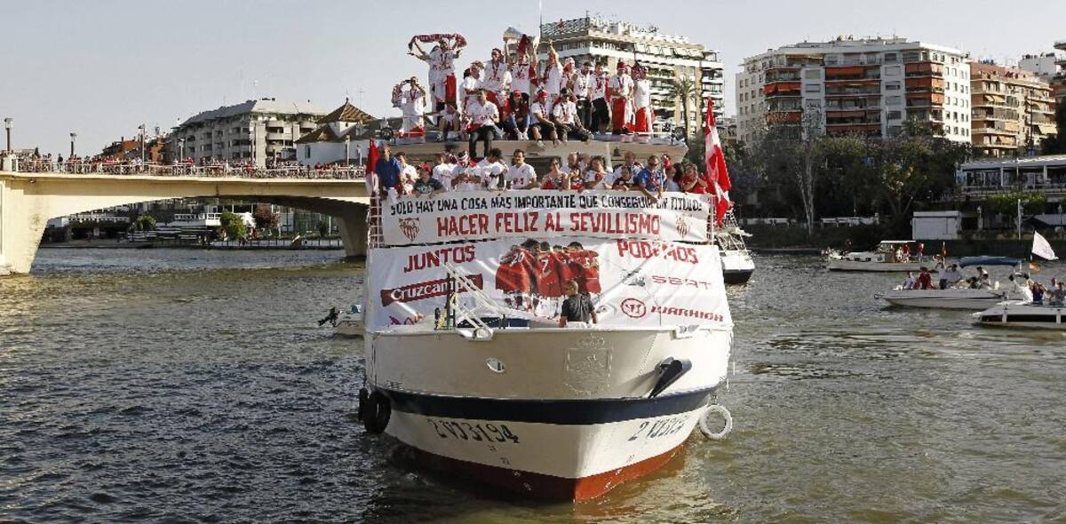 Sevilla, con el colombiano Carlos Bacca, que derrotó al Benfica y se coronó campeón de Europa por tercera vez, llegó a su ciudad y prendió la celebración con sus hinchas.
